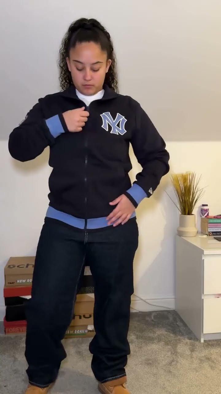 在此